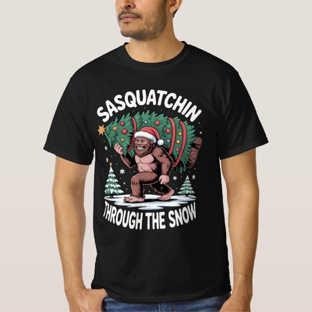 T-shirt Sasquatchin à travers la neige (Devant)