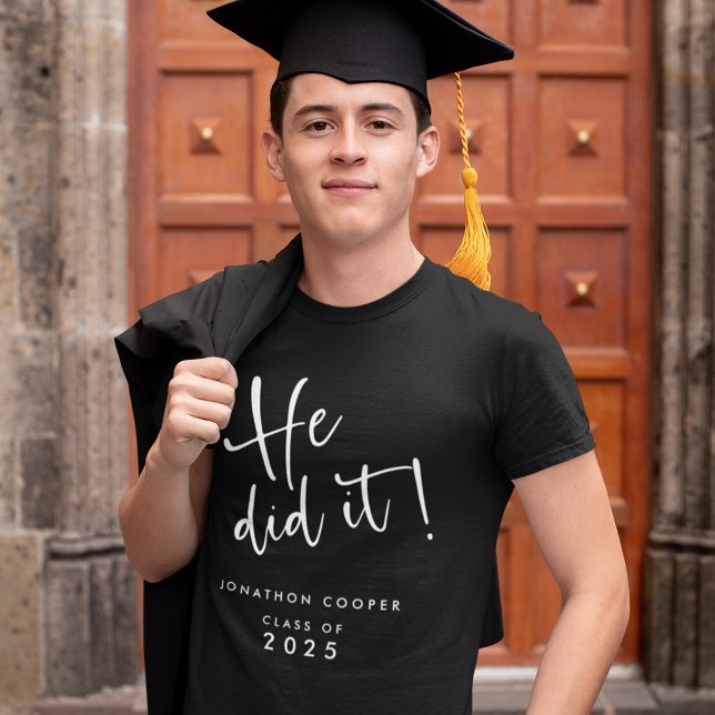 T-shirt Script Blanc Moderne Il L'A Fait Nom 2023 Graduati (Créateur téléchargé)