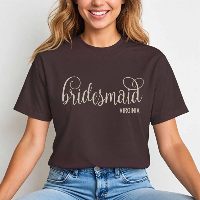 T-shirt Script rétro naturel sur Espresso Brown Bridesmaid (Natural on Brown Bridesmaid tshirt)