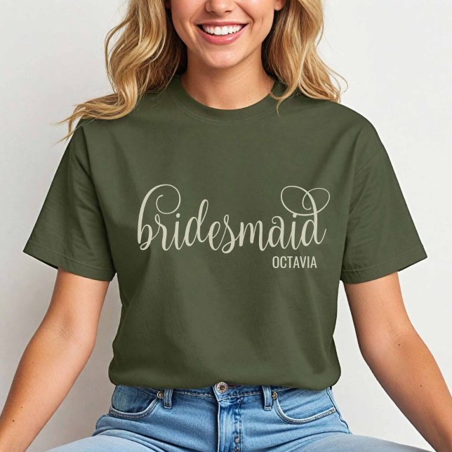 T-shirt Script rétro naturel sur Fatigue Green Bridesmaid (Natural on Fatigue Green)
