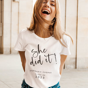 T-shirt Script tendance Elle L'A Fait Nom 2024 Graduation