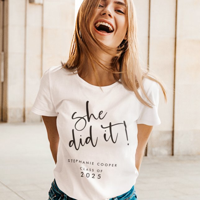 T-shirt Script tendance Elle L'A Fait Nom 2025 Graduation (Créateur téléchargé)