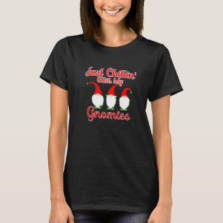 T-shirt Se détendre avec mes gnomes Un gnome de Noël  1