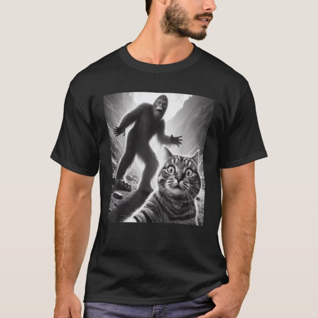 T-shirt Selfie De Chat Douloureux Surpris Avec Sasquatch B (Devant)