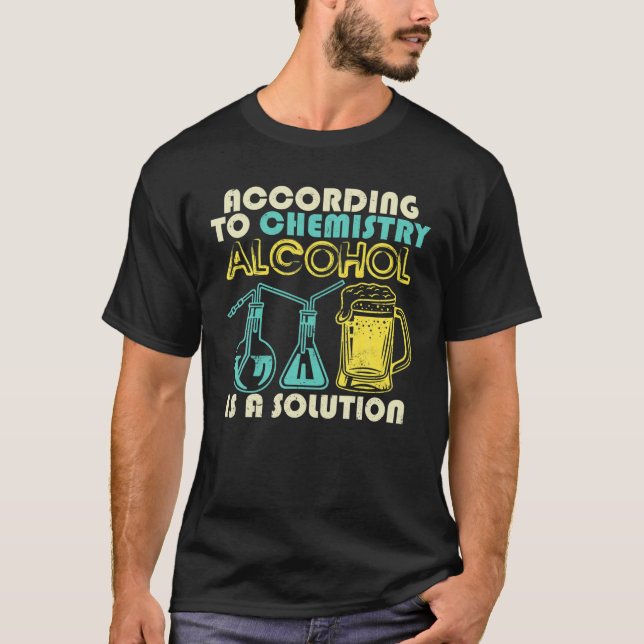 T-shirt Selon La Chimie L'Alcool Est Une Solution Drôle (Devant)
