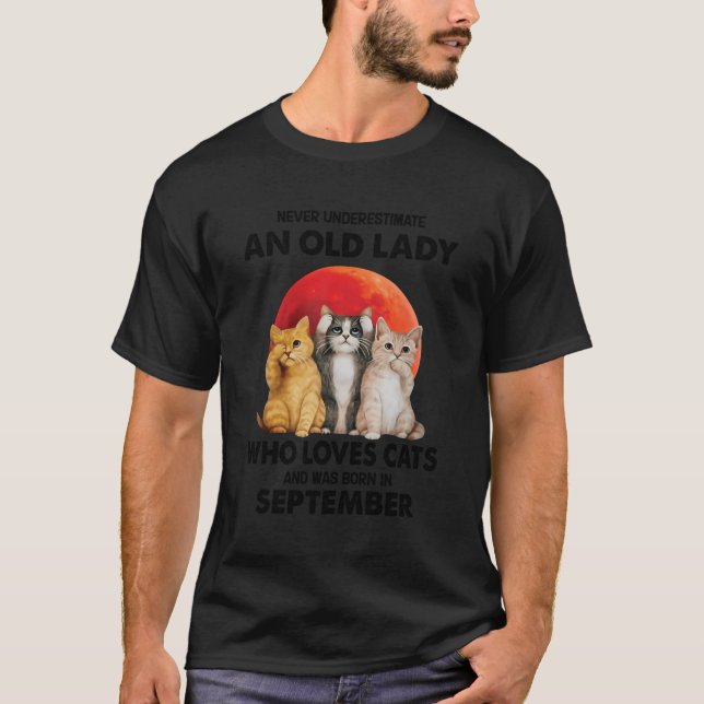 T-shirt Septembre Ne Sous-Estime Jamais Une Vielle Dame Qu (Devant)