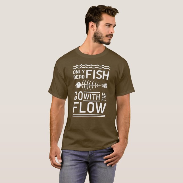 T-shirt Seulement les poissons morts vont de pair avec (Devant entier)