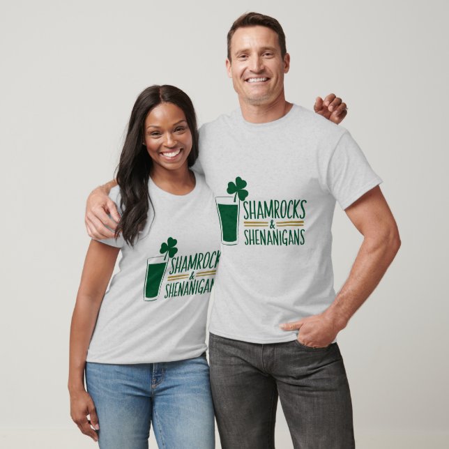 T-shirt Shamrocks et Shenanigans : Conception de la Saint  (Unisexe)