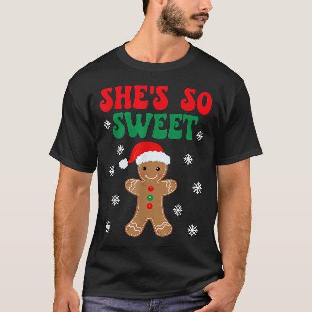 T-shirt She's So Sweet Funny Gingerbread Couples Christmas (Devant)