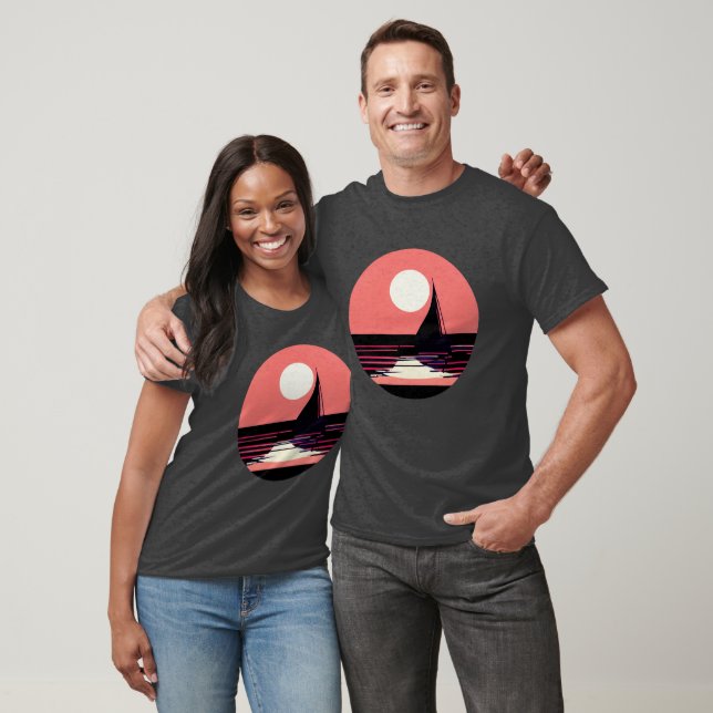 T-shirt Silhouette de voilier face au coucher de soleil or (Unisexe)