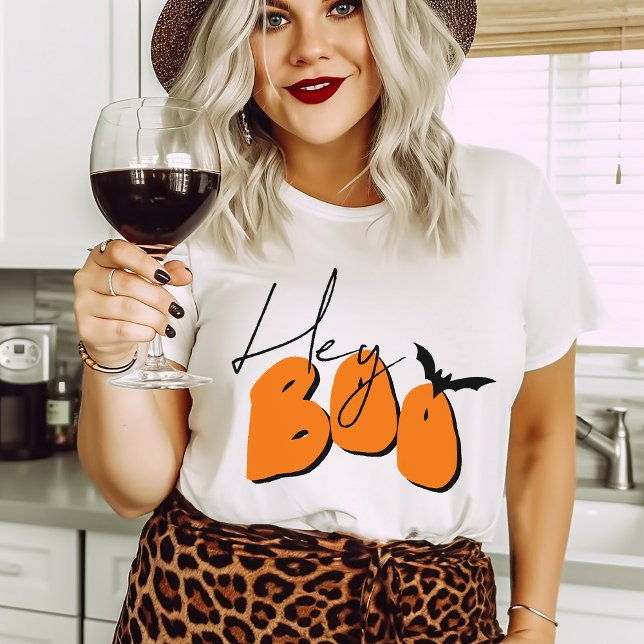T-shirt Simple Halloween Hey Boo Orange Bat Drôle Citation (Funny Hey Boo and bat hand drawn block letter typography Halloween design by Malissa Melrose)