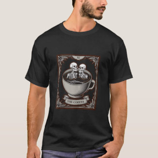 T-shirt Skeleton nage dans la carte Tarot de la coupe de c