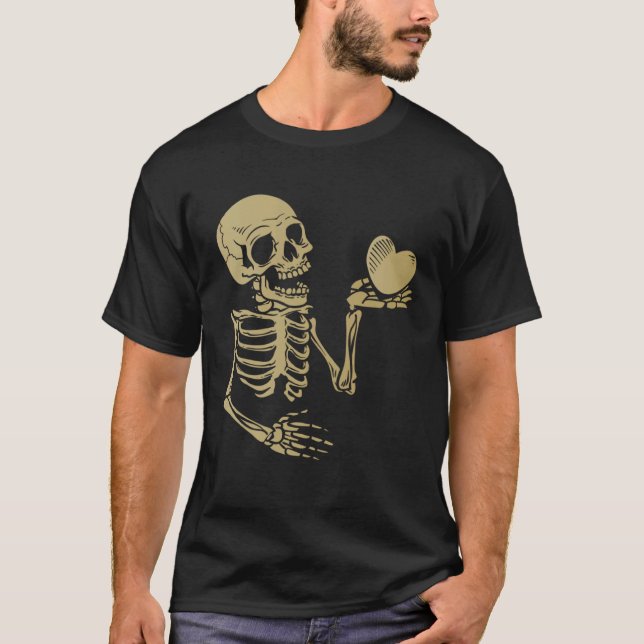 T-shirt Skull Skeleton Hand Holding Red Heart Love (Devant)