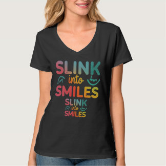 T-shirt Slink into Smiles explose à travers ceci