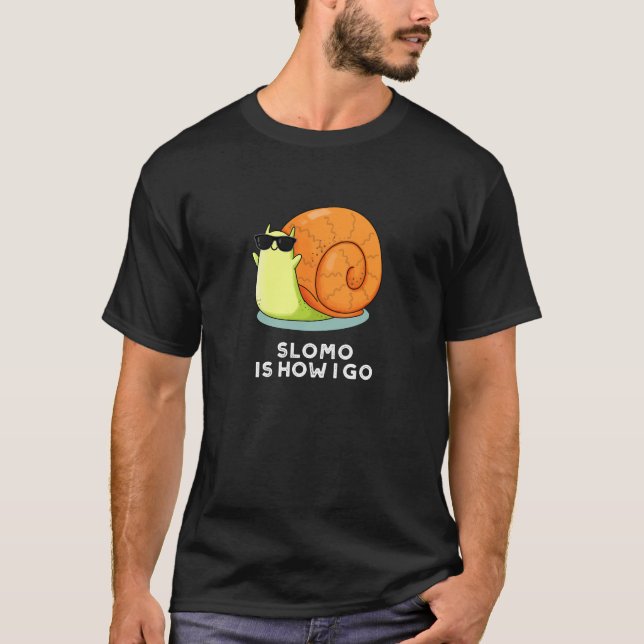 T-shirt Slomo Est Comment Je Passe Funny Snail Pun Dark BG (Devant)