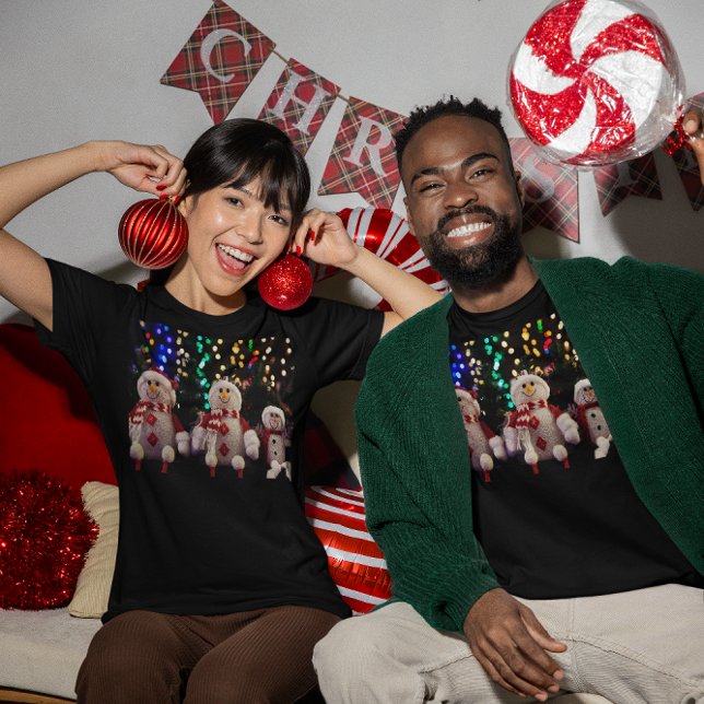 T-shirt Snowman et ornements de famille sur Tree Unisex (Snowman and Family ornaments on Tree Unisex T-Shirt)