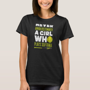 T-shirt Softballer Ne Sous-Estime Jamais Une Fille Qui Jou