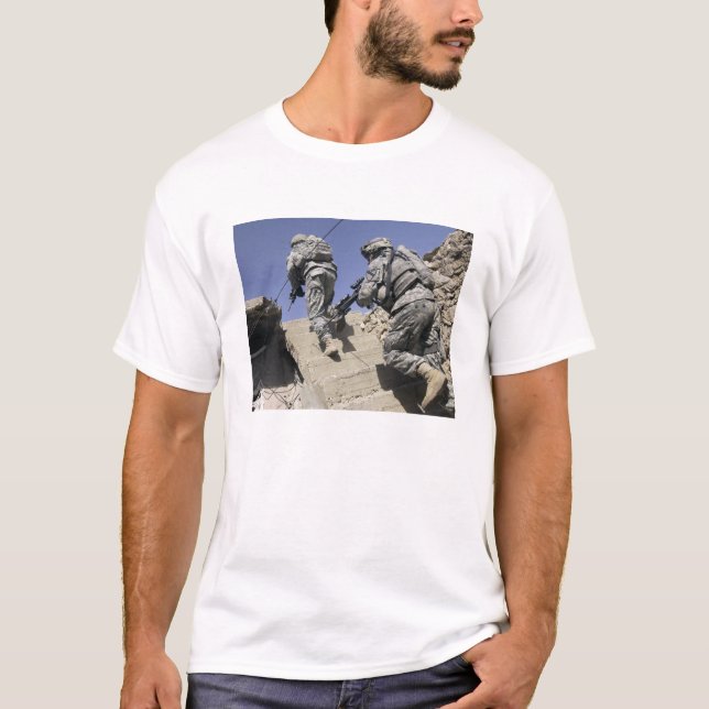 T-shirt Soldats montant l'escalier d'un bâtiment (Devant)