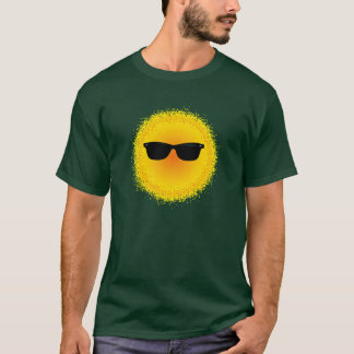 T-shirt Soleil détendu portant des lunettes de soleil