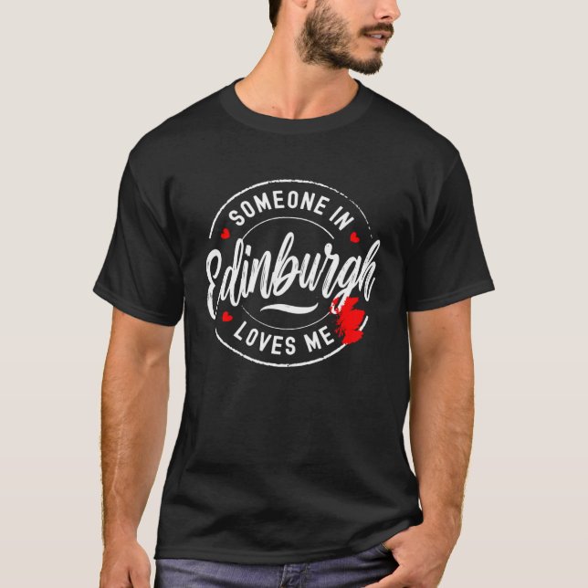 T-shirt Someone in Edinburgh Scotland Loves Me (Devant)