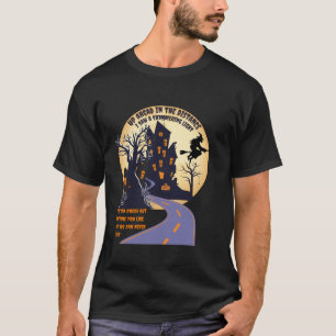 T-shirt Sorcière chevauchant balai sur une route sombre dé