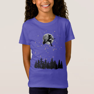T-Shirt Sorcière volant au-dessus de la forêt sur une nuit