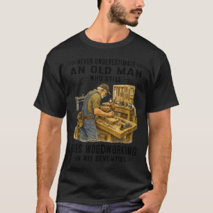 T-shirt Sous-estimer un vieil homme qui fait de la menuise