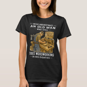 T-shirt Sous-estimer un vieil homme qui fait de la menuise