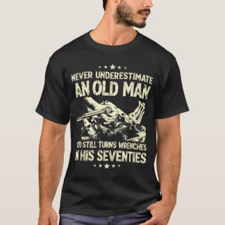 T-shirt Sous-estimer un vieil homme qui tourne les clés