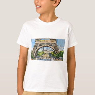 T-shirt Sous la Tour Eiffel – Vie Urbaine à Paris