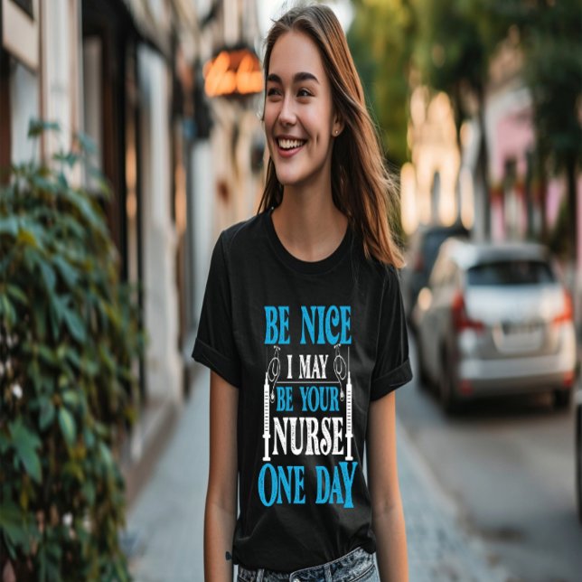 T-shirt Soyez gentil, je pourrais être votre infirmière un (Créateur téléchargé)