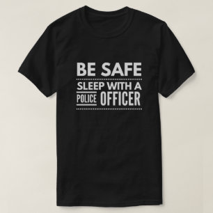 T-shirt Soyez sûr, sommeil avec un policier