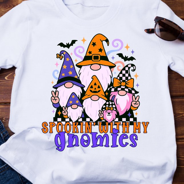 T-shirt Spookin’ Avec Mes Gnomies : Amis Rétro Halloween (Get festive with spookin' with my gnomies — a Halloween friends design full of humor and charm.)