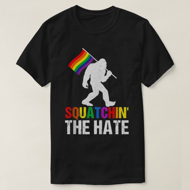 T-shirt Squatchin' The Hate LGBTQ Bigfoot Rainbow Flag Gay (Design devant)