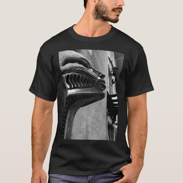 T-shirt Statue de la statue du roi Giger. Gruyères, Schwei (Devant)