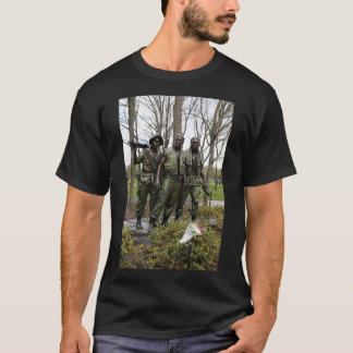 T-shirt Statue du soldat Trois hommes avec fleurs