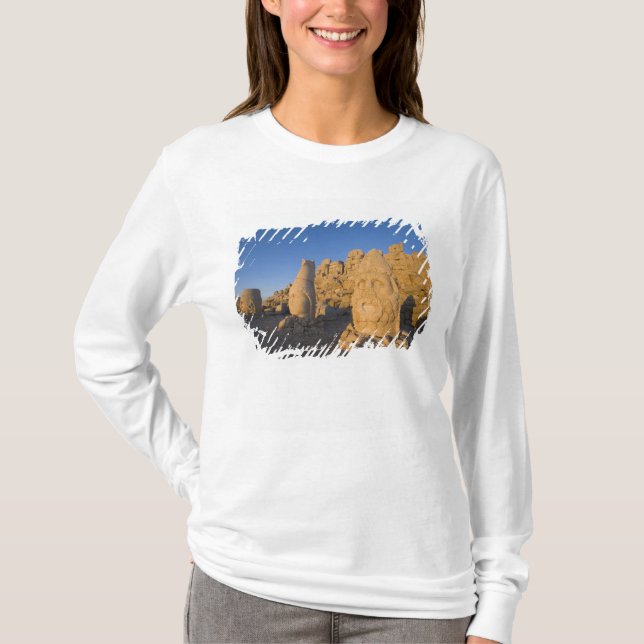 T-shirt Statues de dieux colossales gardant les 2 (Devant)