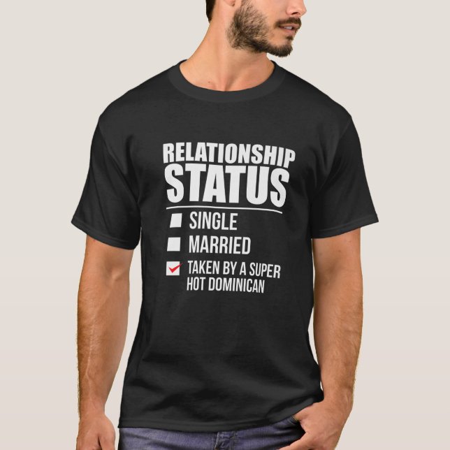 T-shirt Statut De Relation Pris Par Super Hot Dominican P (Devant)
