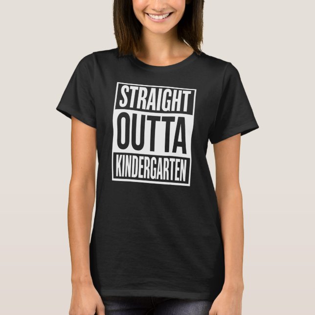 T-shirt Straight Outta Kindergarten Class of 2022 Grad (Devant)