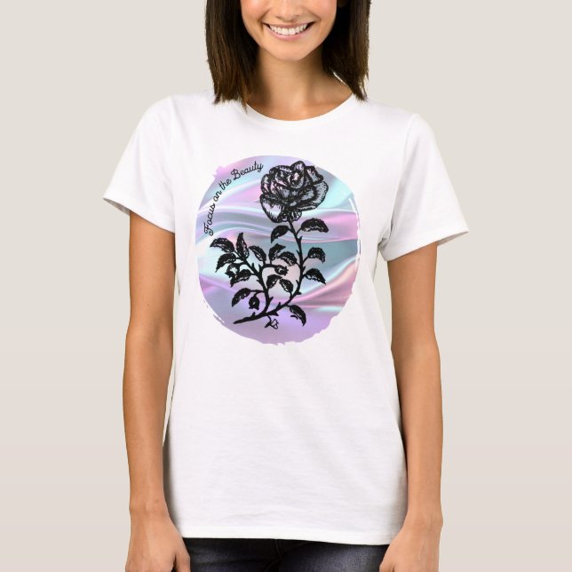 T-shirt Stylo et Rose d'encre sur Pastel - Focus sur la Be (Devant)