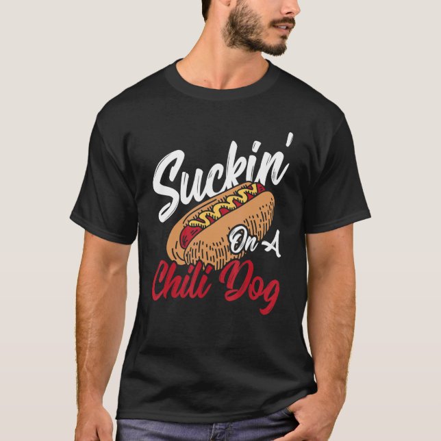 T-shirt Suckin' Sur Un Chien Chaud Chili Dog Hot Dog Chili (Devant)