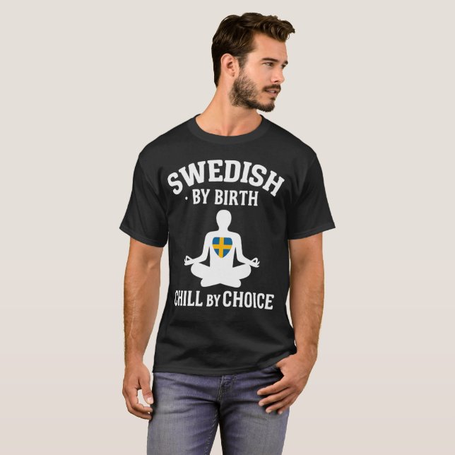 T-shirt Suédois Par Naissance, Chill Par Choix (Devant entier)