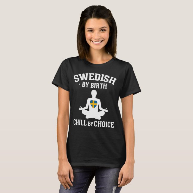 T-shirt Suédois Par Naissance, Chill Par Choix (Devant entier)