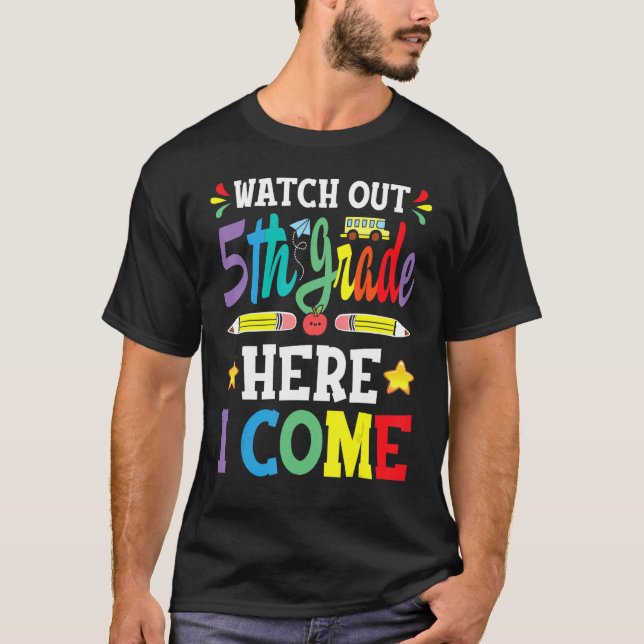 T-shirt Suivre la 5e année ici Je viens 4e année Graduati (Devant)