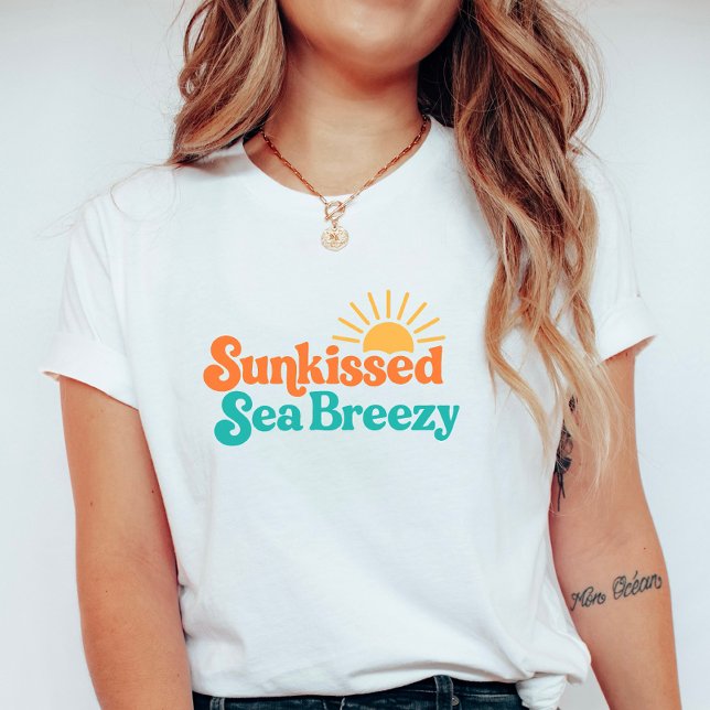 T-shirt Sunkissed Sea Breezy; Retro Surf-Inspired  Summer  (Créateur téléchargé)