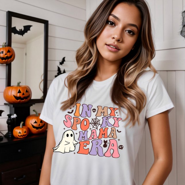 T-SHIRT SUPER HALLOWEEN DANS MON ÉPOQUE ÉFFRAYANTE DE MAMA (COOL RETRO SPOOKY MAMA ERA HALLOWEEN GROOVY VINTAGE FONT IN PASTEL COLOR TAN PINK PURPLE VIOLET)