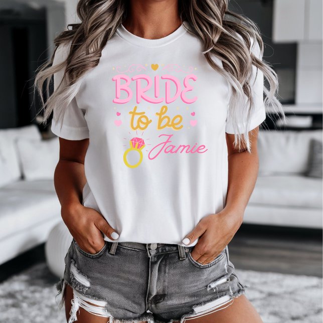 T-shirt sur mesure (Cool bride to be graphic tee you can customize for the name of the bride. Promote the wedding today.)