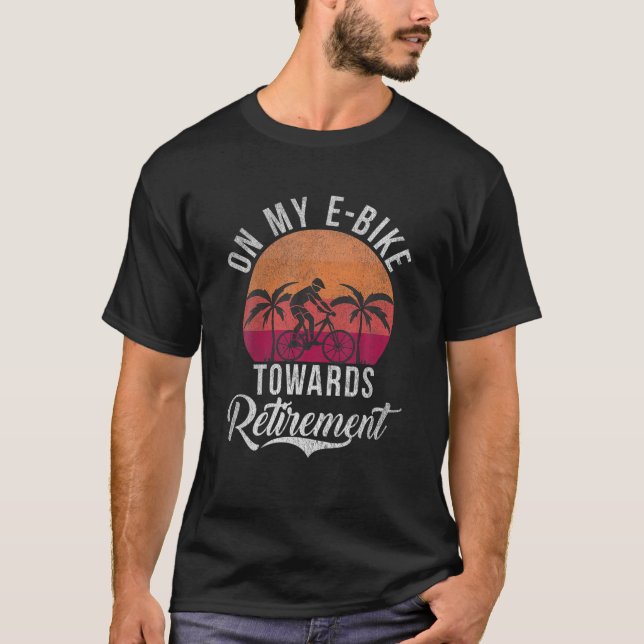 T-shirt Sur mon E Bike vers la retraite E Biking Electric (Devant)