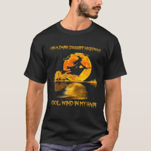 T-shirt Sur Un Vent Cool D'Autoroute Sombre Du Désert Dans