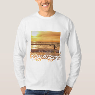 T-SHIRT SURFERS SOLEIL EN TÊTE À LA MAISON